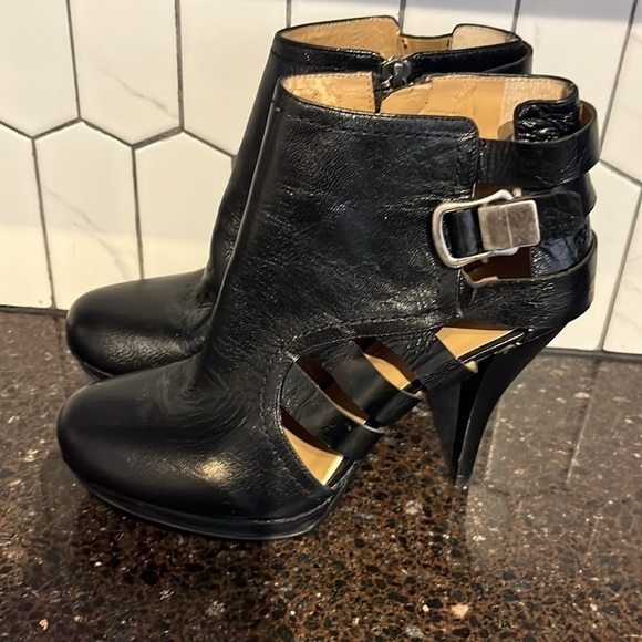 4/$20 Nine West black heal ankle boots, size 6M - Picture 3 of 8